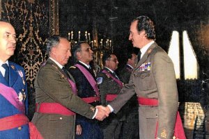 El Rey saluda al general Cassinello durante un acto militare;cl