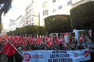 Más de mil quinientas personas en la concentración impulsada por los sindicatos recorren el Paseo de