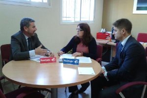 La presidenta de la Asociación de Amigos de Alzheimer, Esther Fernández, con representantes de Iberc