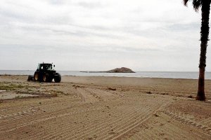 Una máquina trabaja en la adecuación de una de las playas de Carboneras.tyle>.apqj{positio