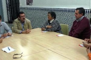 Vecinos de Torrecárdenas se reúnen con los concejales de IU en Almería.tyle>.apqj{position