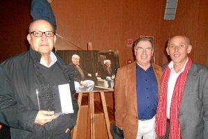 Celestino Aranda, Andrés Peláez y Basilio Romero, junto al retrato de Narros. tyle>.apqj{p