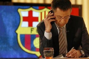 El presidente azulgrana tomando apuntes de la delicada situación.tyle>.apqj{position:absol