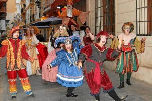 Un grupo de cómicos desmelenados se integró en el pasacalles. e