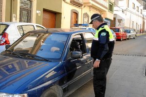 Uno de los agentes habla con un conductor.x,aut