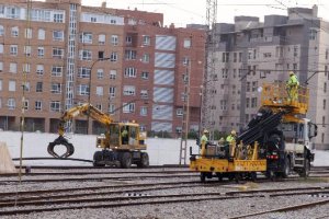 Retirada de vías entre el Cable Inglés y la estación de ferrocarril.tyle>.apqj{position:ab