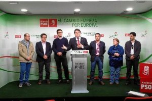 Mena con los secretarios del área de Ideas de las provincias andaluzas.tyle>.apqj{position