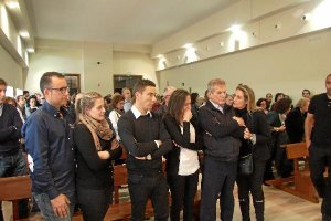 Tristeza de los familiares de Ana Toro en la misa funeral celebrada ayer.tyle>.apqj{positi