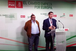José luis Sánchez Teruel y Manolo García presentaron ayer la Proposición No de Ley.tyle>.a