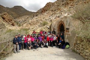 Participantes en la ruta, posan en el yacimiento.e;clip:rect(46