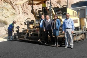 Autoridades en uno de los caminos que se están asfaltando.e;cli