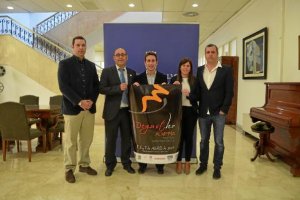 Alcalde, diputado, concejal y coordinador del evento con el chef de La Costa, el día de la presentac