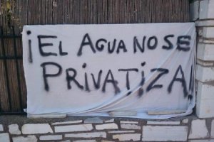 Pancarta de protesta instalada antes de la concentración convocada para hoy.tyle>.apqj{pos