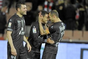 Los jugadores del Levante celebran uno de los goles en Los Cármenes.tyle>.apqj{position:ab