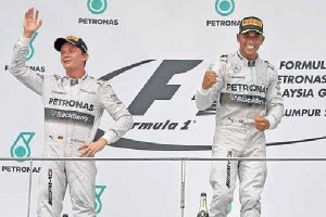 LOS MERCEDESacabaron en lo más alto de podio en el GP de Malasiatyle>.apqj{position:absolu