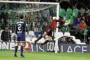 El Betis se puso por delante gracias a un fallo de Caballero.e;