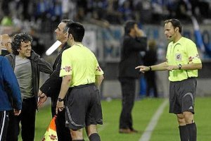 Mateu Lahoz en un partido del Almería con Lillo en el banquillo.tyle>.apqj{position:absolu