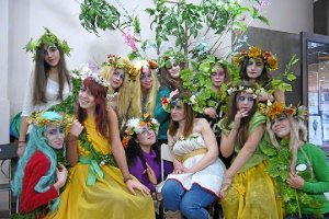 Alumnas del taller caracterizadas como hadas y ninfas. (Foto: Paco Cañizares)tyle>.apqj{po