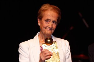 Ana Toro recibió el Premio Poniente de Política en octubre.e;cl