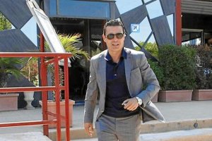 El presidente del valencia a su llegada a Paterna.e;clip:rect(4