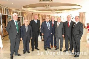 Los i ngenieros homenajeados este año, en una foto de familiae;