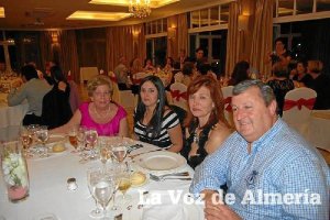 Un momento del homenaje a tres celadores jubilados de Torrecárdenastyle>.apqj{position:abs