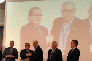 El alcalde de Huércal Overa recibiendo el reconocimientoe;clip: