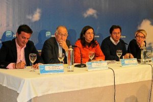 Loles López junto a los populares almeriensesx,
