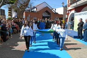 Jóvenes de la localidad llevando la bandera. x,