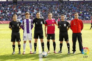 La foto del árbitro con los capitanes