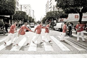 La Charanga de La Voz de Almería llevó su música por el centro de la capital. Desde la Puerta de Pur