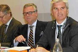 El nuevo presidente del Betis, en el centro de la imagene;clip: