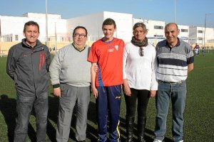 Pedro López Galdeano, José Juan Rubí, el futbolista y sus padres.tyle>.apqj{position:absol