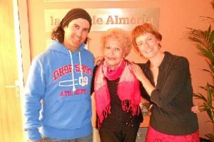 Edith Scandro con sus hijos Dante y Silvia Luchetti, ayer en la redacción de LA VOZ. tyle>