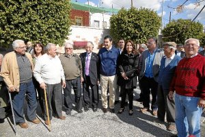 El presidente del Partido Popular de Andalucía, Juan Manuel Moreno, posó ayer con los hombres que pl