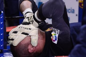 Víctor Valdés tras la lesión.o,469px)