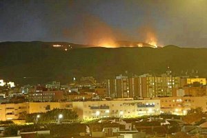 Imagen de esta noche de las llamas en Sierra de Gádor desde Almería capitaltyle>.apqj{posi
