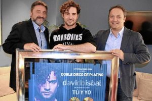 David Bisbal con su flamante doble disco de platino.e;clip:rect