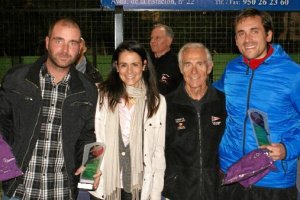Pareja campeona en 1ª Categoría Masculina, con la presidenta de la Andaluza de Pádel.tyle>