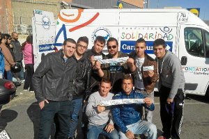 Un grupo de aficionados, con sus entradas.x,aut