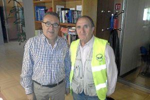 El director de LA VOZ, Pedro Manuel de la Cruz con el vicepresidente del Banco de Alimentos, Manuel 