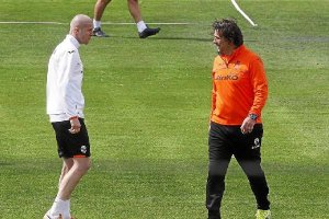Senderos habla en el entrenamiento con Pizzi.x,