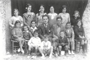 La Escuela del Barranco de los Lobos, hacia 1935, aparece en la publicación. tyle>.apqj{po