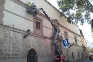 Operarios comprueban el estado de las cornisas del Hospital Provincial.tyle>.apqj{position