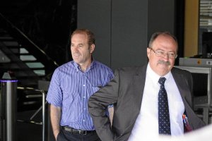 Luis Pérez y su letrado Domingo Simón a la salida de los juzgadostyle>.apqj{position:absol