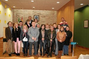 La delegada y el alcalde con los alumnos participantes.e;clip:r