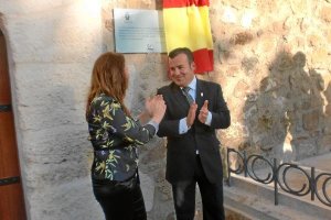 El alcalde, a la derecha de la fotoo,