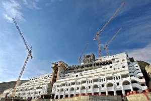 Construcción del hotel de El Algarrobicox,auto,