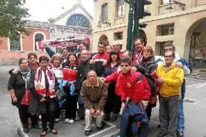 Los peñistas del Almería en Pamplona antes de asistir al triunfo ante Osasuna.tyle>.apqj{p