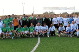 Foto de familia de Los Galgos y la Guardia Civil en el Emilio Moldenhauer.tyle>.apqj{posit